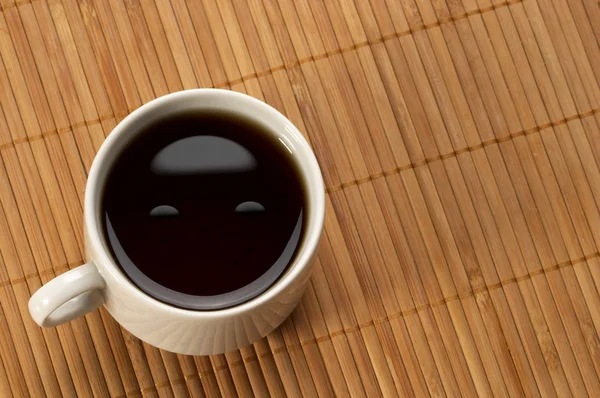 Lächelnder Tee oder Kaffee — Stockfoto