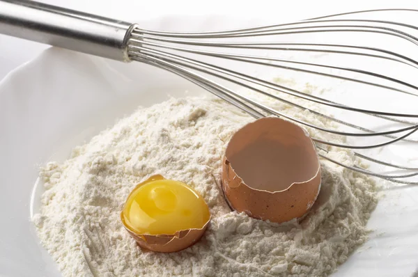 Flour, whisker and egg — Stock Photo, Image