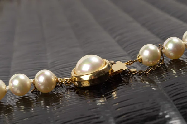 真珠のネックレスのフラグメント — ストック写真