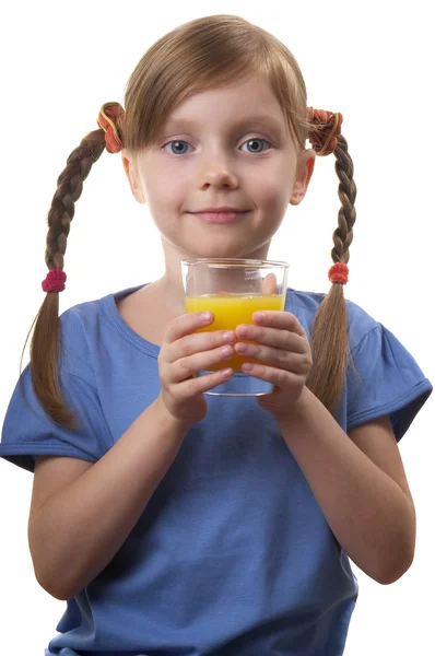 Menina engraçada nova com um copo de suco — Fotografia de Stock
