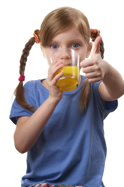 Fiatal vicces lány-egy pohár gyümölcslé — Stock Fotó