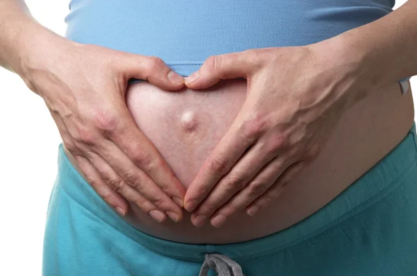 Bauch Einer Schwangeren Frau Mit Herzförmigen Händen Vor Weißem Hintergrund — Stockfoto