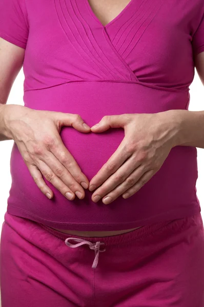 Schwangere Mit Herzförmigen Händen Auf Dem Bauch Vor Weißem Hintergrund — Stockfoto