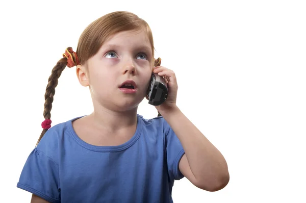 Rolig Leende Liten Flicka Takling Telefonen Stående Isolerade Över Vit — Stockfoto