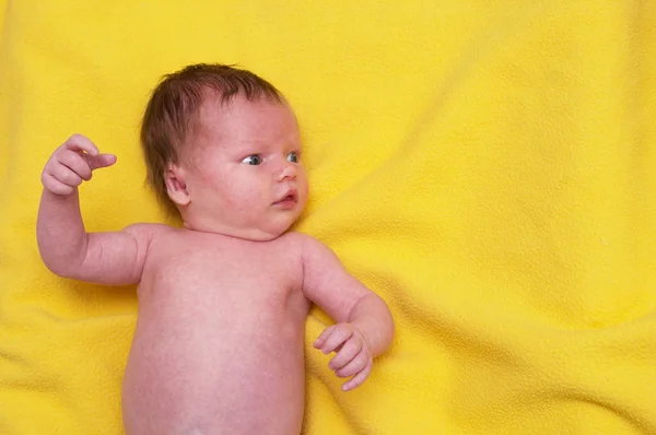 Pasgeboren Babymeisje Zachte Gele Handdoek — Stockfoto