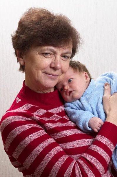 Yeni Doğan Bebeğin Büyükannesi Işık Üzerinde Elinde Arka Plan Defocused — Stok fotoğraf