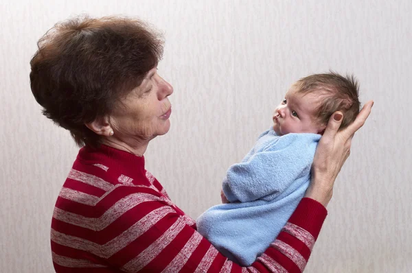 Yeni Doğan Bebeğin Büyükannesi Işık Üzerinde Elinde Arka Plan Defocused — Stok fotoğraf
