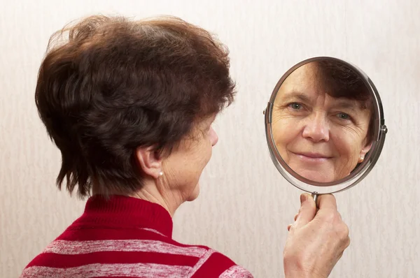 Senior Model Looking Mirror Light Defocused Background — Stock Photo, Image