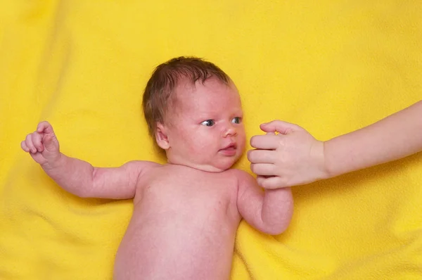 Pasgeboren Babymeisje Raakt Haar Oudere Zus Overhandigen Zachte Gele Handdoek — Stockfoto