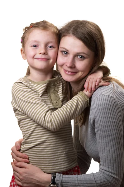 母亲和她的小女儿拥抱彼此隔绝在白色背景 — 图库照片