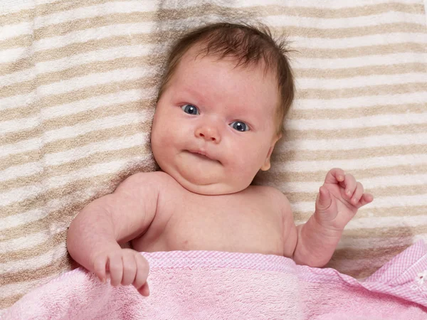 Pasgeboren Babymeisje Zachte Gestreepte Handdoek — Stockfoto