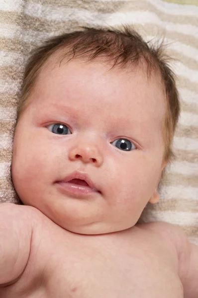 Pasgeboren Baby Meisje Portret Zachte Gestreepte Handdoek — Stockfoto