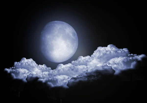 Πλήρες Φεγγάρι Στα Σύννεφα Στον Ουρανό Νύχτας — Φωτογραφία Αρχείου
