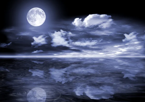 A lua cheia em nuvens sobre a água — Fotografia de Stock