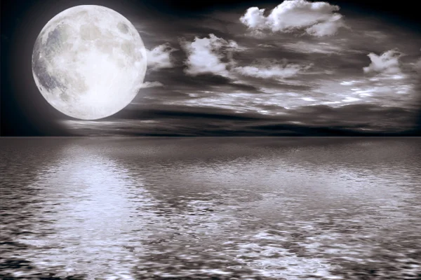 Πλήρες Φεγγάρι Στα Σύννεφα Που Καθρεφτίζονται Στο Νερό — Φωτογραφία Αρχείου