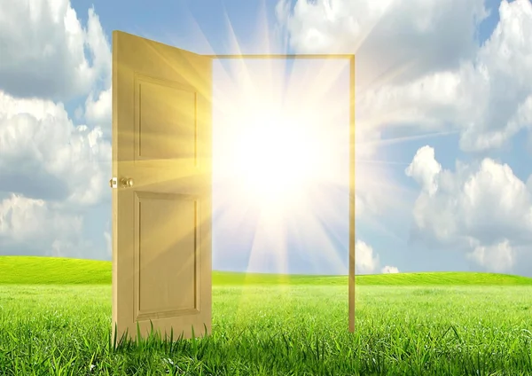 太阳光线穿过一扇打开的门 — 图库照片