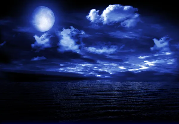 Úplněk Noční Obloze Odráží Vodě — Stock fotografie