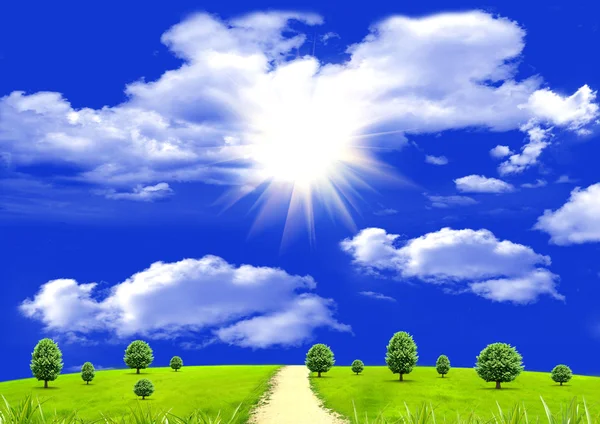 Ήλιος Σύννεφα Στον Μπλε Ουρανό Και Ένα Πράσινο Ξέφωτο — Φωτογραφία Αρχείου