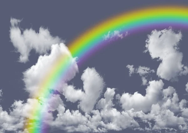 Regenbogen am grauen Himmel — Stockfoto