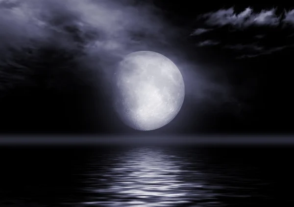 Image pleine lune avec de l'eau — Photo