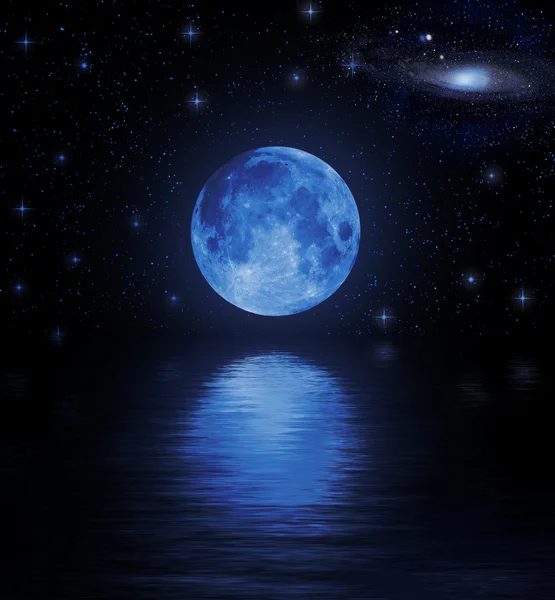 Pełnia księżyca odbita w wodzie — Zdjęcie stockowe