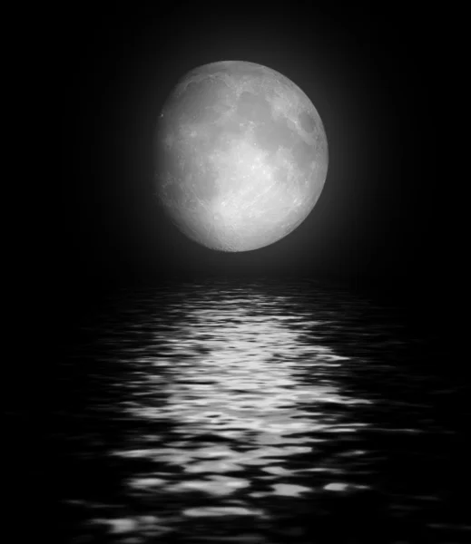 Повний місяць, відображений у воді — стокове фото