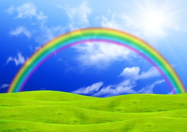 彩虹掠过绿树成荫 — 图库照片