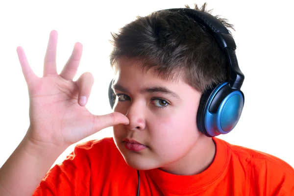 Jongen die naar muziek luistert — Stockfoto