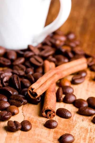 Kaffeebohnen, Tasse und Zimt — Stockfoto