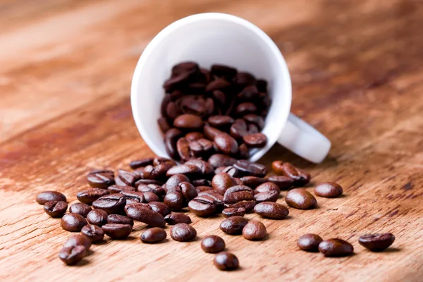 Taza con granos de café — Foto de Stock