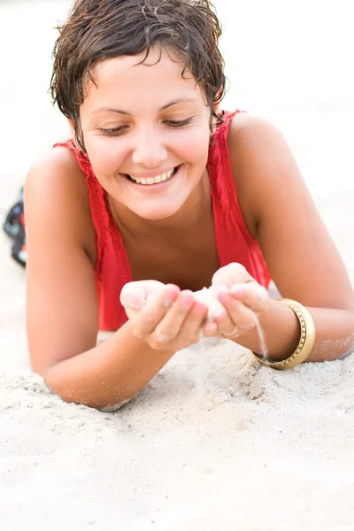 赤い砂の上に横たわる女 — ストック写真