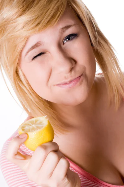 Mladá dívka hospodářství citron — Stock fotografie