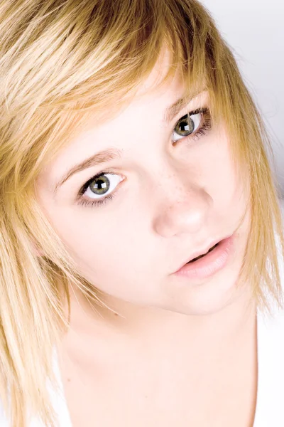 Porträtt av vacker blond flicka — Stockfoto