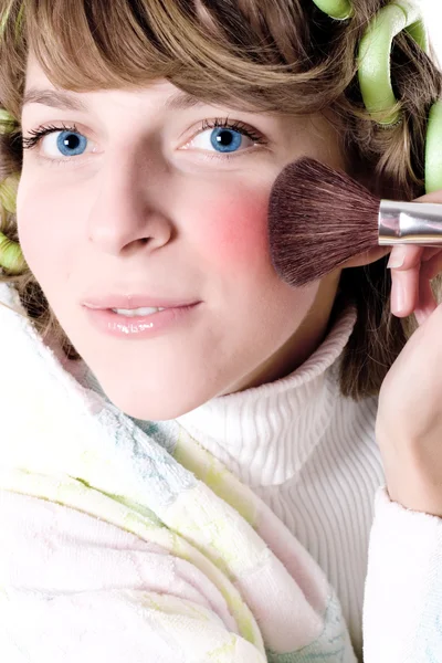 Woman applying make-up — Stock Photo, Image
