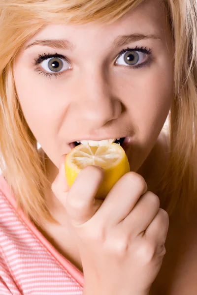 Jeune fille mangeant du citron — Photo