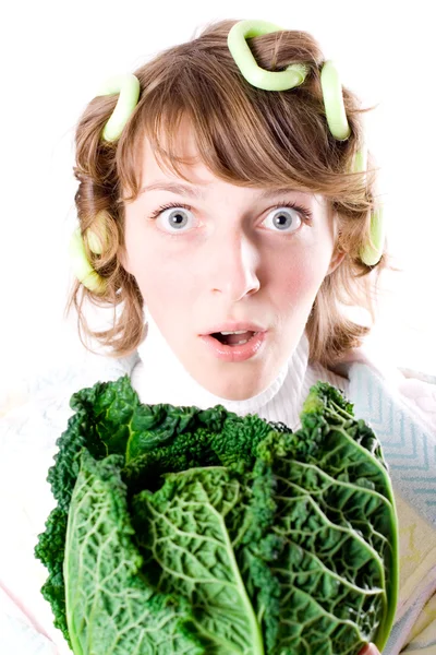 Kadın ve taze savoy lahana — Stok fotoğraf