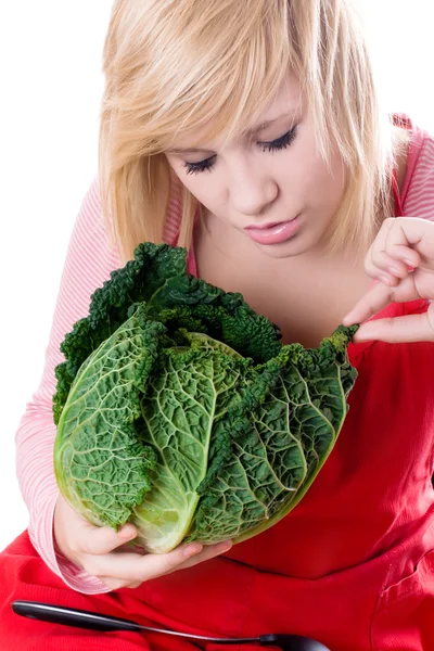 Γυναίκα με φρέσκο λάχανο — Φωτογραφία Αρχείου