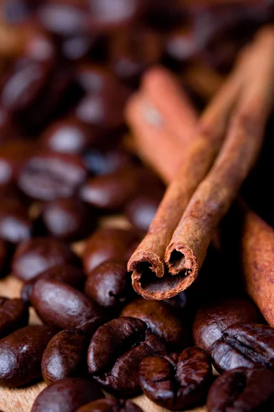 Granos de café y palitos de canela — Foto de Stock