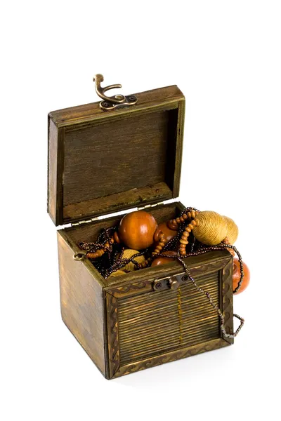Boîte en bois avec perles de mode — Photo