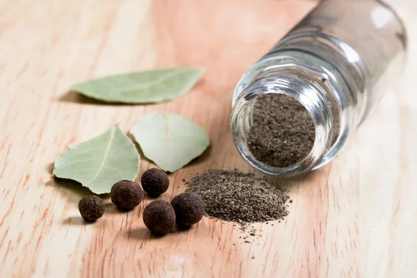 Pepper and bay leaves — Stock Photo, Image