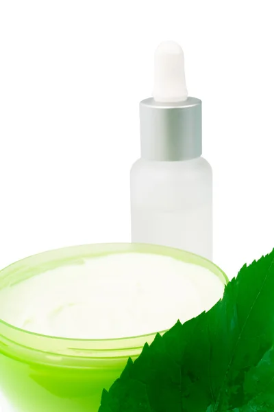 Prodotti cosmetici con foglia verde — Foto Stock