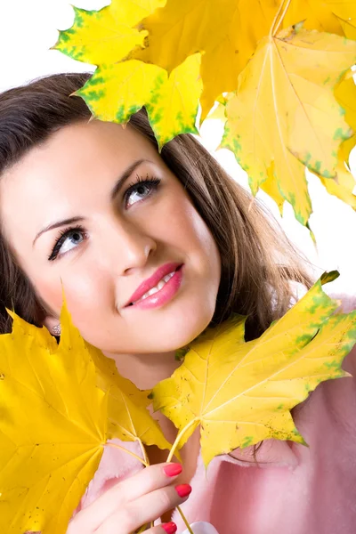 Žena s žluté listy — Stock fotografie