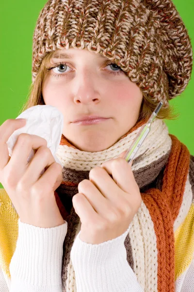 Frau mit Taschentuch und Thermometer — Stockfoto