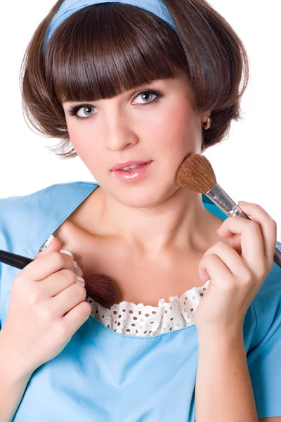 Femme en robe bleue avec deux pinceaux de maquillage — Photo