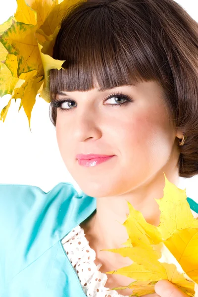 Piękna młoda kobieta z żółtymi liśćmi — Zdjęcie stockowe