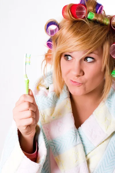 Femme au foyer avec bigoudis et brosse à dents — Photo