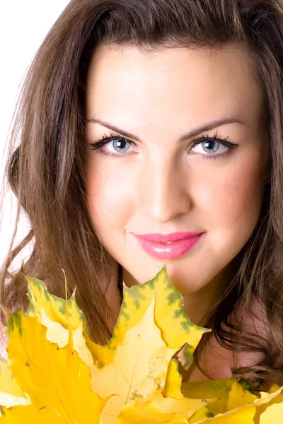 Junge Frau mit gelben Blättern — Stockfoto