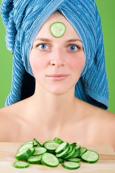 Žena v modrém ručník a maska okurka — Stock fotografie