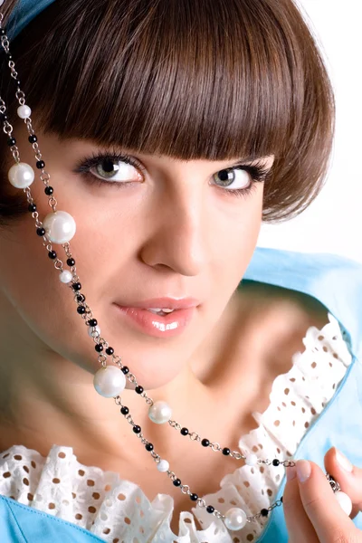 Brunette femme avec perles de perles — Photo