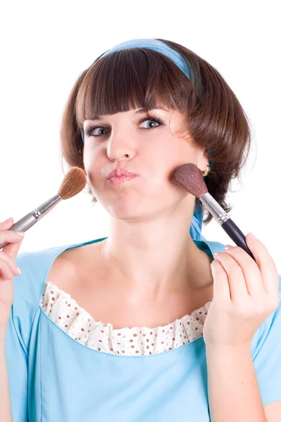 Brunet vrouw met twee make-up borstels — Stockfoto
